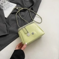 Petit sac carré chic vert clair avec finition brillante et bandoulière chaîne - Vert Petit