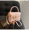 Bolso bandolera rosa de ecocuero con grabados de ositos y cierre de metal dorado - Rosa