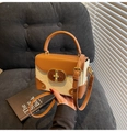 Bolso bandolera retro bicolor marrón y beige con detalles de osos en relieve y cierre - Blanco Roto