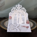 Elegante Laserschnitt-Hochzeitseinladung mit Blumenbogen und Silhouetten-Design - Weiß