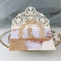 Detail der 3D-Hochzeitseinladung mit lasergeschnittenen Rosen und champagnerfarbenem Goldglitzer - Glitzer Roségold