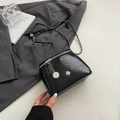 Sac bandoulière noir brillant avec chaîne, breloque fleur argentée et texture - Noir Petit