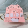 Dettaglio dell'invito di nozze 3D rosa con arco di rose tagliato al laser e silhouette - Rosa