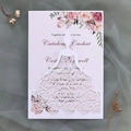 Details der lasergeschnittenen Hochzeitskarte mit Braut-Silhouette und floralem Innenteil - Weiß