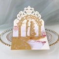 Detail der lasergeschnittenen Hochzeitseinladung mit goldenem Glitzerbogen für das Brautpaar - Glitzer Goldgelb