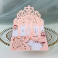 Detail der lasergeschnittenen Hochzeitseinladung mit Tordesign und romantischem Paar - Hellrosa