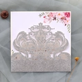 Detaillierte lasergeschnittene silberne Glitzer-Hochzeitseinladung mit floralem Aquarell - Glitzer Silber