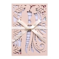 Λεπτομέρεια προσκλητηρίου γάμου laser-cut με σιλουέτα και σατέν κορδέλα με φιόγκο - Ροζ της Σάρκας