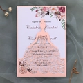 Detail der lasergeschnittenen Hochzeitseinladung mit rosa Blumenmuster-Kleid - Hellrosa