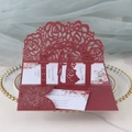 Partecipazione matrimonio bordeaux intagliata al laser con sposi e fiori pop-up in 3D - Rosso scuro