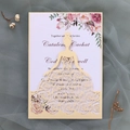 Details einer lasergeschnittenen Hochzeitseinladung mit floral bedruckter Innenkarte - Weißgold