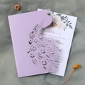 Elegante invito di nozze pavone tagliato al laser con copertina lavanda e interno floreale - Lilla
