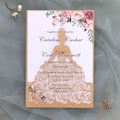 Detail der lasergeschnittenen goldbraunen Hochzeitskarte mit eleganter Rosenbraut-Silhouette - Champagnergold