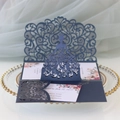 Invitación de boda azul marino cortada con láser con silueta de novia y flores - Azul Mágico