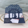 Dettaglio dell'invito di nozze blu navy tagliato al laser con sagoma degli sposi eleganti - Blu Magico
