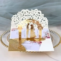 Dettaglio dell'invito di nozze 3D con arco di rose dorato e silhouette laser - Oro Riflettente