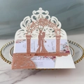 Dettaglio dell'invito di nozze tagliato al laser con arco 3D in glitter oro rosa - Oro Champagne Scintillante
