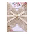 Gold glitzernde Laser-Cut Schmetterling Hochzeitseinladung mit floralem Inlay und Schleife - Hellgold Glitzer