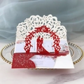 Détail de l'invitation de mariage découpée au laser avec silhouette rouge et carte RSVP - Rouge Pailleté