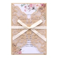 Détail de l'invitation de mariage découpée au laser avec motif fleuri et ruban crème - Beige Or