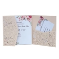 Détail de l'invitation de mariage découpée au laser avec insert imprimé de roses - Rose chair