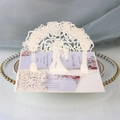 Partecipazione di nozze 3D tagliata al laser con arco di rose e silhouette di coppia - Avorio