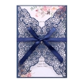 Détail de l'invitation de mariage bleue découpée au laser avec dentelle et ruban satin - Bleu Magique