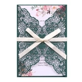 Détail d'une invitation de mariage découpée au laser avec un nœud en ruban de satin - Vert Encre