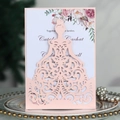 Invito di nozze rosa intagliato al laser con abito da principessa e dettagli floreali - Rosa Chiaro