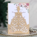 Dettaglio dell'invito di nozze dorato tagliato al laser con inserto floreale elegante - Beige