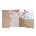 Detaillierte lasergeschnittene Hochzeitseinladung in Goldglitzer mit Blumeneinlage - Glitzer Roségold