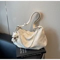Detalle del bolso hobo de cuero blanco con textura de mármol, cadena de metal y oso de peluche - Blanco Roto