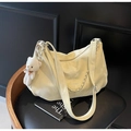 Detalle del bolso hobo de PU crema con cadena plateada y colgante de oso blanco - Amarillo