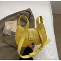 Dettaglio della borsa gialla in pelle a grana con fibbia in metallo argentato a forma di U - Giallo