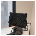 Detail der schwarzen Macramé-Webtasche mit passender Fransenquaste und geflochtenem Gurt - Einheitsgröße / Schwarz