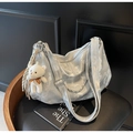 Detalle del bolso tote plateado metalizado con textura plisada y colgante - Plateado
