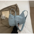 Détail du sac bleu ciel en cuir grainé avec boucle en métal argenté en forme de U - Bleu
