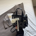 Schicke schwarz-weiße Bucket Bag mit Perlenherz und Spitzen-Schleifen-Anhänger - Schwarz mit Anhänger