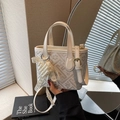 Beige Jacquard-Eimertasche mit floralem Muster, Perlenanhänger und Schultergurt - Weiß mit Anhänger