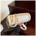 Dettaglio borsa a cilindro bianca con goffratura floreale 3D e tracolla di perle - Bianco Sporco