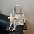 Mini Leder Henkeltasche mit Bestickung, Geometriemuster und Perlen-Schleifen-Anhänger - Grau Mit Anhänger