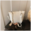 Détail du sac seau ivoire montrant le grain de cuir litchi et la boucle métallique - Blanc