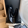 Minimalist black large capacity tote bag in smooth leather finish for women - Black