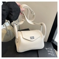 Elegante borsa a tracolla in pelle martellata bianco crema con chiusura girevole argento - Bianco
