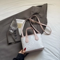 Pink and white jacquard mini bucket bag with leather handle and floral woven patterns - Pink Without Pendant