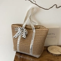 Grote strooien shopper met zilveren lovertjes handvaten en polkadot strik - Zilver