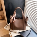 Borsa a secchiello marrone in pelle martellata con foulard decorativo e tracolla regolabile - Marrone