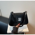 Dettaglio della borsa sottobraccio in pelle verniciata nera stropicciata con fibbia in argento - Nero