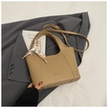 Borsa a secchiello kaki trama litchi con foulard di seta decorativo e tracolla regolabile - Cachi