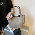 Borsa a secchiello vintage in pelle grigia con sciarpa a cuore e dettagli dorati - Grigio
